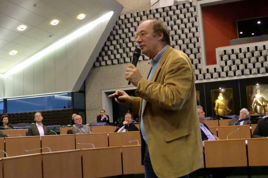 Onze vorozitter Rob van de Laar spreekt de gasten van de Brabantse Federatiebijeenkomst in het provinciehuis toe